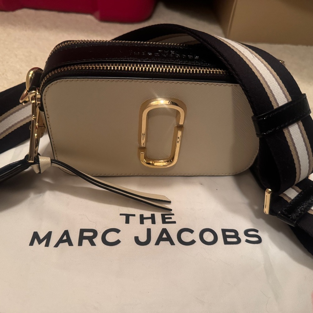 Marc Jacobs Cream and Black Camera Bag almost new